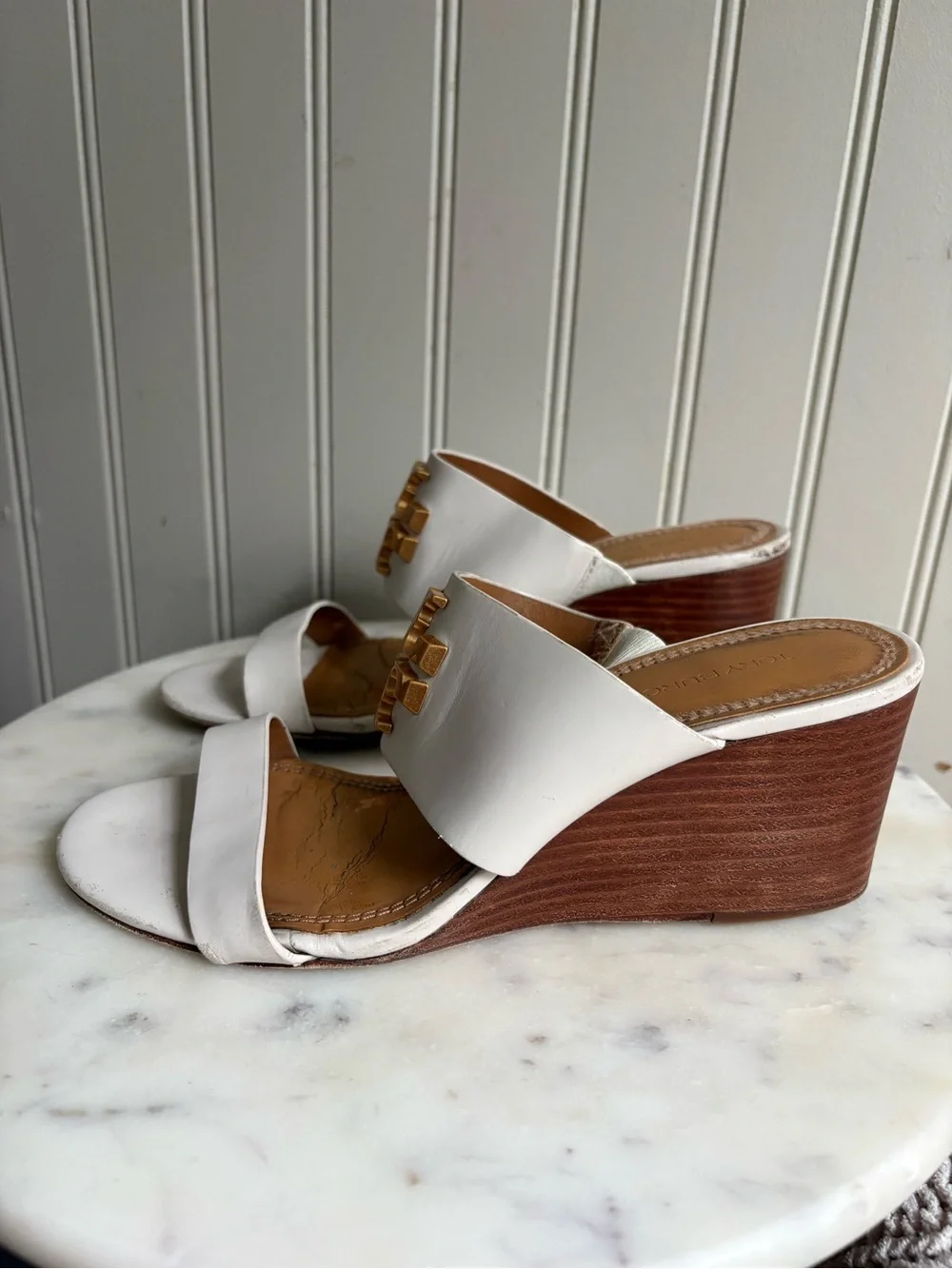 Tory Burch Everly Leather Wedges Heels Women’s 5 White & Gold Formal Wedding EUC
